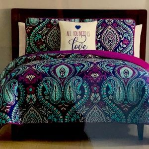 New in package, queen 4 piece quilt set